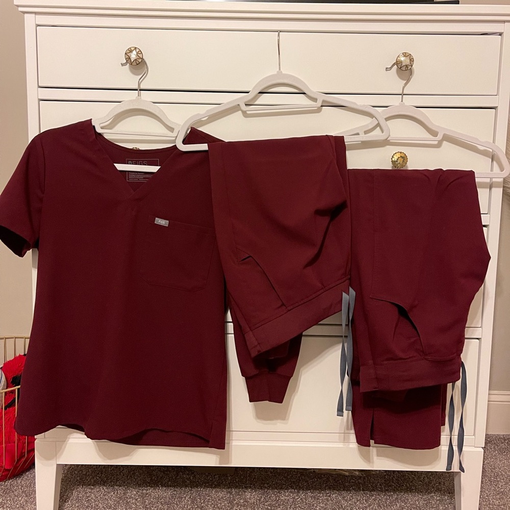 FIGS Burgundy Scrub Set